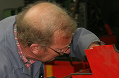 Ein Mitarbeiter der GTS Schweisstechnik aus Bielefeld repariert ein Schweißgerät